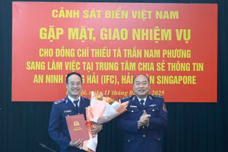 Thừa ủy quyền của Thủ trưởng Bộ Quốc phòng, Trung tướng Lê Quang Đạo trao quyết định cho Thiếu tá Trần Nam Phương.