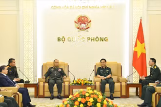 Đại tướng Phan Văn Giang tiếp Thượng tướng Thongloi Silivong.
