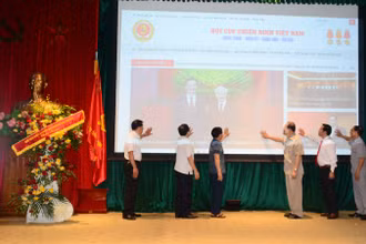 Các đồng chí trong Thường trực Trung ương Hội Cựu chiến binh Việt Nam và các đại biểu nhấn nút khai trương Trang thông tin điện tử tổng hợp Hội Cựu chiến binh Việt Nam.