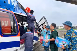 Chuyển nhu yếu phẩm lên máy bay để cứu trợ nhân dân vùng lũ huyện Nguyên Bình, tỉnh Cao Bằng. (Ảnh: Thông tấn quân sự cung cấp) 