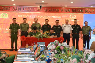 Đại tướng Tô Lâm và Đại tướng Phan Văn Giang chứng kiến Lễ ký kết kế hoạch phối hợp triển khai Đề án 06 của Chính phủ giữa hai bộ.
