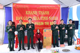 Thiếu tướng Nguyễn Mạnh Hùng, Chủ nhiệm Chính trị Tổng cục Hậu cần và Đoàn công tác tặng quà gia đình bà Phạm Thị Bội tại buổi Lễ. 