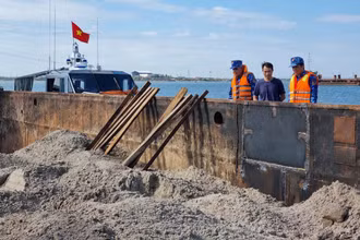 Lực lượng chức năng Cảnh sát biển tạm giữ tàu chở 400 m3 cát không rõ nguồn gốc.