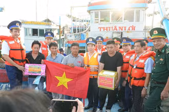 Trung tướng Bùi Quốc Oai, Bí thư Đảng ủy, Chính ủy Cảnh sát biển Việt Nam trao quà, cờ Tổ quốc tặng ngư dân huyện đảo Phú Quý, tỉnh Bình Thuận.