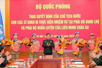 Thừa ủy quyền của Chủ tịch nước, Thượng tướng Hoàng Xuân Chiến trao quyết định cho các sĩ quan lên đường làm nhiệm vụ gìn giữ hòa bình Liên hợp quốc.