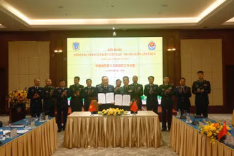 Đại diện Lực lượng Cảnh sát biển Việt Nam và Cảnh sát biển Trung Quốc ký kết, trao đổi biên bản tại Hội nghị.