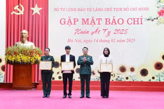 Đại diện lãnh đạo Bộ Tư lệnh Bảo vệ Lăng trao Giấy khen tặng phóng viên các cơ quan thông tấn, báo chí, vì đã có thành tích xuất sắc trong phối hợp tuyên truyền.