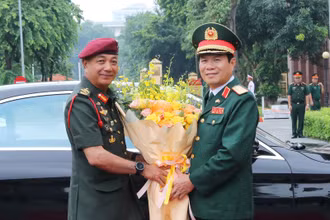 Thượng tướng Nguyễn Tân Cương chào đón Đại tướng Tan Sri Datuk Seri Mohammad bin Ab Rahman sang thăm, làm việc tại Việt Nam.
