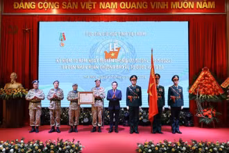 Thừa ủy quyền của Chủ tịch nước, Phó Thủ tướng Chính phủ Trần Lưu Quang trao Huân chương Bảo vệ Tổ quốc hạng Ba tặng Cục Gìn giữ hòa bình Việt Nam.