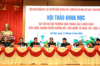 Đoàn Chủ tịch hội thảo.