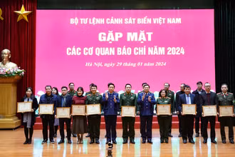 Lãnh đạo Bộ Tư lệnh Cảnh sát biển trao Bằng khen tặng các tập thể, vì đã có thành tích xuất sắc trong phối hợp tuyên truyền năm 2023.