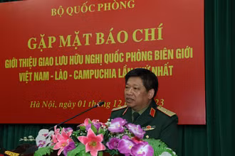 Thiếu tướng Lê Xuân Sang phát biểu tại buổi gặp mặt.