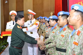 Thượng tướng Hoàng Xuân Chiến trao Bằng khen của Bộ trưởng Quốc phòng và Tổng Tham mưu trưởng Quân đội nhân dân Việt Nam tặng các cá nhân và tập thể đạt thành tích xuất sắc. Ảnh: Báo Quân đội nhân dân. 
