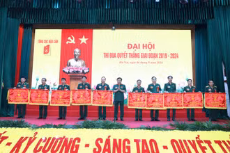 Trung tướng Trần Duy Giang, Chủ nhiệm Tổng cục Hậu cần trao Cờ thi đua xuất sắc tặng các tập thể đạt thành tích xuất sắc trong phong trào thi đua quyết thắng giai đoạn 2019-2024. 
