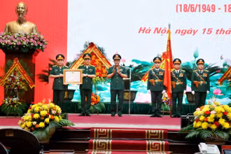 Thừa ủy quyền của Chủ tịch nước, Thượng tướng Vũ Hải Sản trao Huân chương Bảo vệ Tổ quốc hạng Nhì tặng ngành Vận tải quân sự.