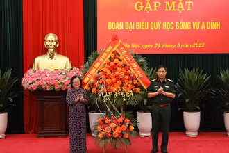 Đại tướng Phan Văn Giang trao lẵng hoa tặng Quỹ học bổng Vừ A Dính.
