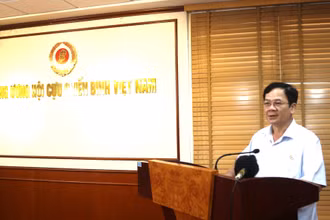 Trung tướng Khuất Việt Dũng, Ủy viên Đảng đoàn, Phó Chủ tịch, Trưởng Ban Chỉ đạo 35 Hội Cựu Chiến binh Việt Nam, phát biểu ý kiến tại hội nghị.