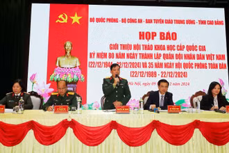 Đại tá Nguyễn Thế Mạnh, Phó Cục trưởng Cục Tuyên huấn, Tổng cục Chính trị Quân đội nhân dân Việt Nam phát biểu tại buổi họp báo. 