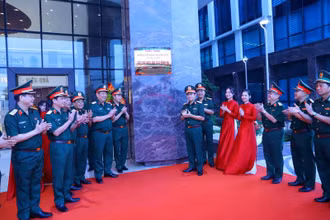 Thượng tướng Nguyễn Tân Cương, Tổng Tham mưu trưởng Quân đội nhân dân Việt Nam, Thứ trưởng Quốc phòng, cùng lãnh đạo Bộ Tư lệnh 86 và các đại biểu gỡ băng khánh thành công trình Sở Chỉ huy Bộ Tư lệnh 86. 