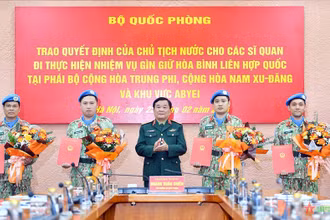 Thượng tướng Hoàng Xuân Chiến thừa ủy quyền của Chủ tịch nước trao Quyết định của Chủ tịch nước cho 4 sĩ quan đi làm nhiệm vụ gìn giữ hòa bình Liên hợp quốc. (Ảnh: Báo Quân đội nhân dân)