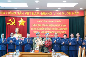 Các đại biểu chụp ảnh lưu niệm với hai cán bộ đi thực hiện nhiệm vụ gìn giữ hòa bình Liên hợp quốc.