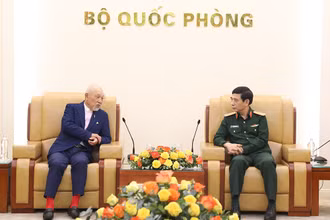 Đại tướng Phan Văn Giang và Chủ tịch danh dự Quỹ Hòa bình Sasakawa, Nhật Bản.