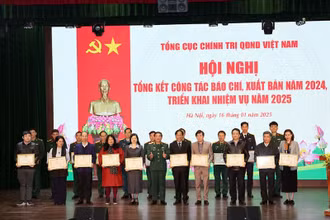 Thừa ủy quyền của Bộ trưởng Quốc phòng, Trung tướng Trương Thiên Tô trao Bằng khen của Bộ trưởng Quốc phòng tặng các tập thể, vì đã có thành xuất sắc trong công tác tuyên truyền báo chí năm 2024.