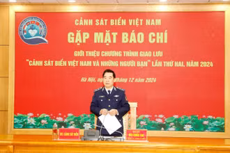 Trung tướng Bùi Quốc Oai, Bí thư Đảng Ủy, Chính ủy Cảnh sát biển Việt Nam phát biểu tại buổi gặp mặt.