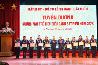 Đại diện Bộ Tư lệnh Cảnh sát biển trao Bằng khen tặng các Gương mặt trẻ tiêu biểu Cảnh sát biển năm 2023.