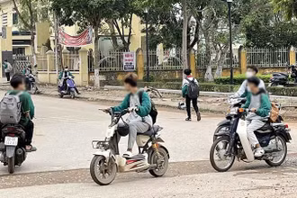 Nhiều học sinh không đội mũ bảo hiểm khi tham gia giao thông tại thành phố Vĩnh Yên, tỉnh Vĩnh Phúc. (Ảnh TRƯỜNG KHANH)