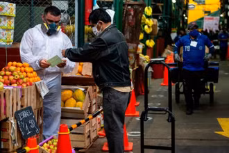 Người dân mua sắm tại một khu chợ ở thủ đô Lima của Peru. (Ảnh: Bloomberg)
