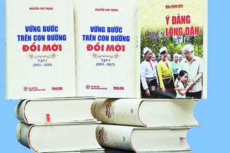 Bộ sách "Vững bước trên con đường đổi mới" của Tổng Bí thư Nguyễn Phú Trọng.
