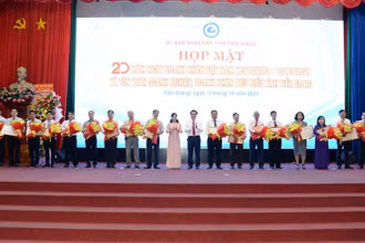 Lãnh đạo tỉnh Tiền Giang trao chứng nhận cho các doanh nghiệp, doanh nhân tiêu biểu.