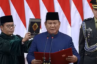 Ông Prabowo Subianto tuyên thệ tại lễ nhậm chức.