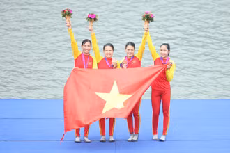 Các vận động viên Bùi Thị Thu Hiền, Lường Thị Thảo, Nguyễn Thị Giang và Phạm Thị Thảo trên bục vinh quang. (Ảnh: Đoàn Thể thao Việt Nam)