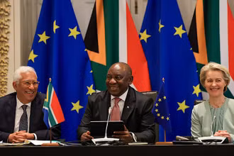 Tổng thống Nam Phi Cyril Ramaphosa, Chủ tịch Hội đồng Châu Âu Antonio Costa và Chủ tịch Ủy ban Châu Âu Ursula von der Leyen tham dự hội nghị thượng đỉnh EU-Nam Phi lần thứ 8, ngày 13/3/2025. (Ảnh: Reuters/TTXVN)