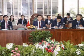 Chủ tịch Quốc hội Vương Đình Huệ phát biểu tại cuộc hội đàm với Chủ tịch Quốc hội Bangladesh Shirin Sharmin Chaudhury. (Ảnh: TTXVN)