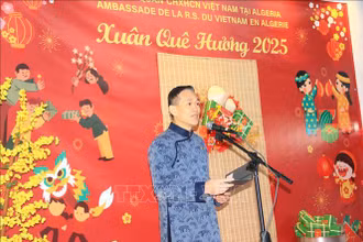 Đại sứ Trần Quốc Khánh phát biểu khai mạc sự kiện. 