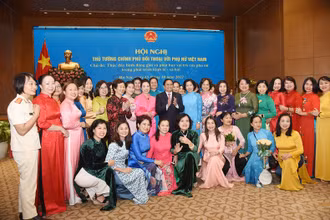 Thủ tướng Phạm Minh Chính với các đại biểu dự Hội nghị phụ nữ. Ảnh: TRẦN HẢI