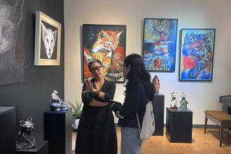 Họa sĩ Trương Thúy Anh tại triển lãm "Miêu".