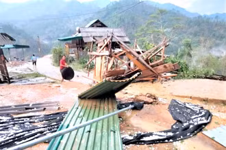 Lốc xoáy kèm theo mưa đá hồi tháng 4 khiến hơn 50 ngôi nhà của người dân huyện Kỳ Sơn bị hư hỏng nặng. (Ảnh: CTV)