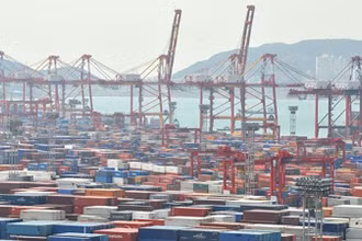 Container hàng hóa được bốc dỡ tại cảng Busan, Hàn Quốc. (Ảnh: AFP/TTXVN)