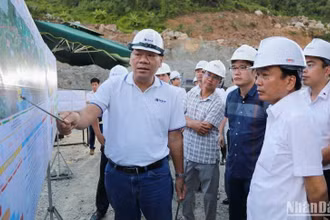 Thứ trưởng Giao thông vận tải Nguyễn Danh Huy (thứ 2 từ phải sang) trực tiếp thị sát và chỉ đạo giải quyết các vấn đề "nóng" tại dự án cao tốc đoạn Quảng Ngãi-Hoài Nhơn.