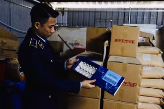 Lực lượng quản lý thị trường kiểm tra hàng hóa giả nhãn hiệu tại hộ kinh doanh N.V.T. trên địa bàn huyện Chương Mỹ (Hà Nội).