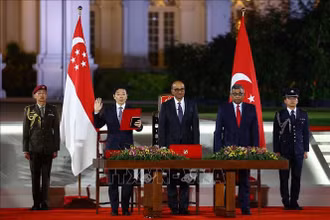 Ông Lawrence Wong (thứ 2, trái) tuyên thệ nhậm chức Thủ tướng Singapore ngày 15/5/2024. (Ảnh: AFP/TTXVN)