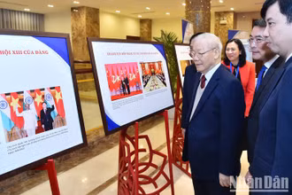 Tổng Bí thư Nguyễn Phú Trọng tham quan triển lãm về thành tựu ngoại giao bên lề Hội nghị Ngoại giao lần thứ 32. (Ảnh: THỦY NGUYÊN)