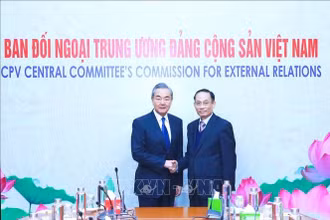 Đồng chí Lê Hoài Trung, Bí thư Trung ương Đảng, Trưởng ban Đối ngoại Trung ương, hội kiến đồng chí Vương Nghị, Ủy viên Bộ Chính trị, Chủ nhiệm Văn phòng Ủy ban Công tác đối ngoại Trung ương Đảng Cộng sản Trung Quốc, Bộ trưởng Ngoại giao Trung Quốc. Ảnh TTXVN