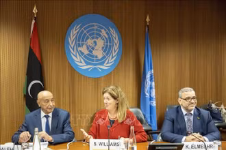 Chủ tịch Quốc hội ở miền đông Libya Aguila Saleh (trái), Cố vấn đặc biệt của Liên hợp quốc về Libya Stephanie Williams và Chủ tịch Hội đồng Cấp cao Nhà nước Libya Khaled Al-Mishri tại cuộc họp ở Geneva, Thụy Sĩ. (Ảnh tư liệu: AFP/TTXVN)