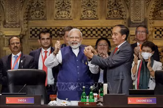 Tổng thống Indonesia Joko Widodo (phải, hàng trước) trao búa chuyển giao cương vị Chủ tịch G20 cho Thủ tướng Ấn Độ Narendra Modi (trái, hàng trước) tại lễ bế mạc Hội nghị G20 ở Bali (Indonesia), ngày 16/11/2022. Ảnh: AFP/TTXVN
