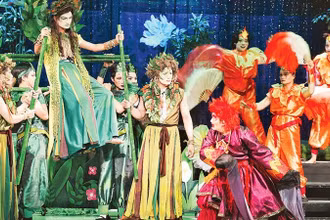 Vở kịch thiếu nhi “Bí mật trăm đốt tre” của Sân khấu nghệ thuật Trương Hùng Minh thu hút sự quan tâm của đông đảo khán giả. (Ảnh CTV)